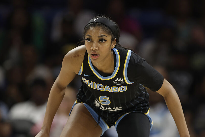 Caitlin Clark Inspires with Sportsmanship: A Classy Response to Chicago Sky Defeat